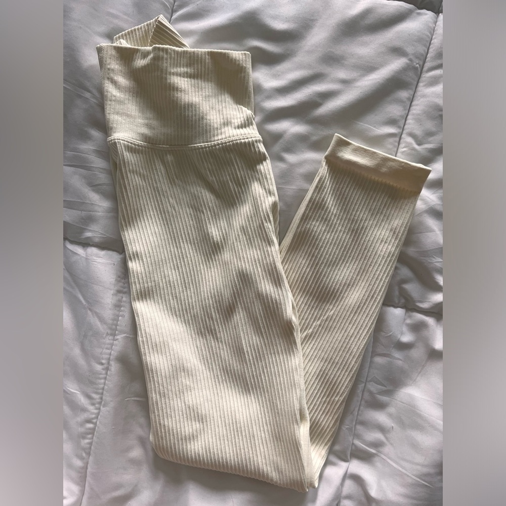 Lilia’s Active White Ribbed Knit leggings